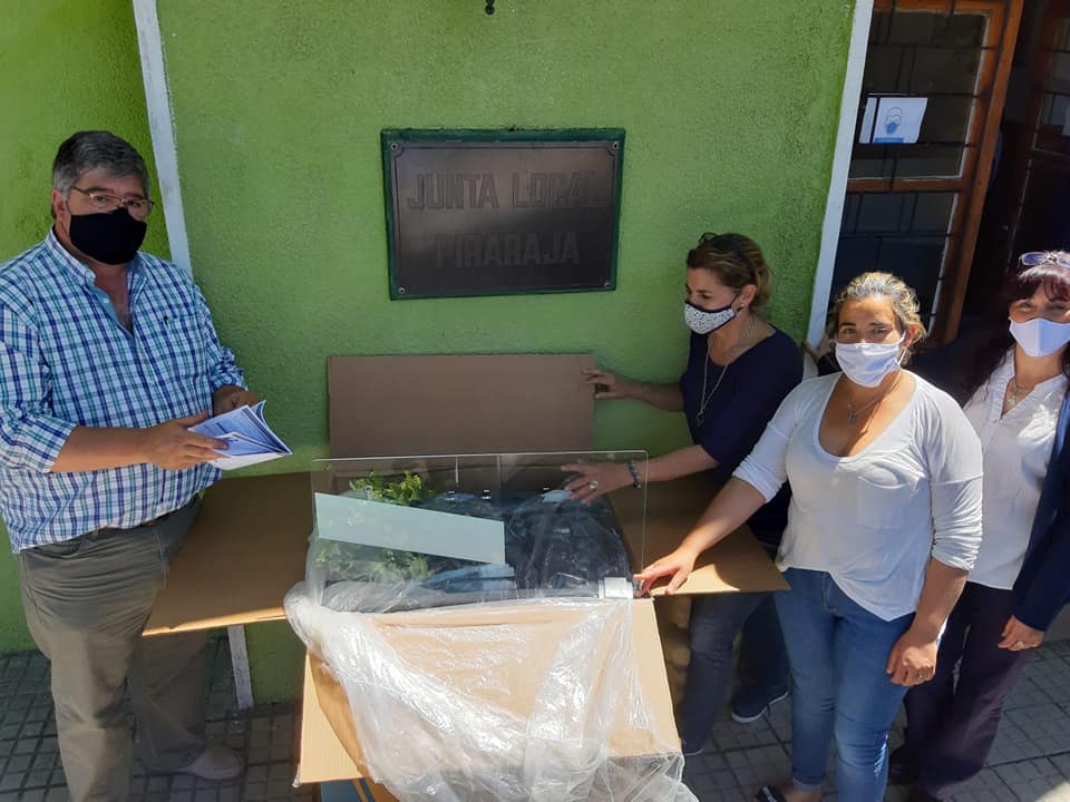 24.11.2020 Intendencia entregó cocina y garrafa en Pirarajá en el marco del Programa «Inversión Productiva»