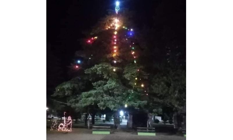 14.12.2020 Se colocaron los adornos de Navidad en la Plaza