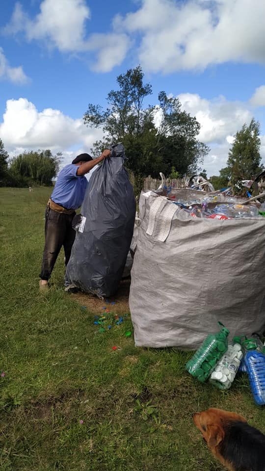 23.04.2021 Vecinos y vecinas de Pirarajá reciclan plástico.