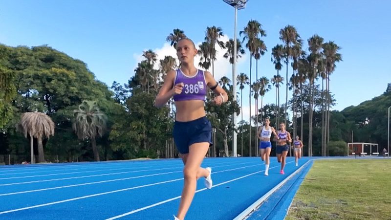 Antonella Bonomi Rompe Récord Nacional U18 en 3.000 Metros y Apunta Alto