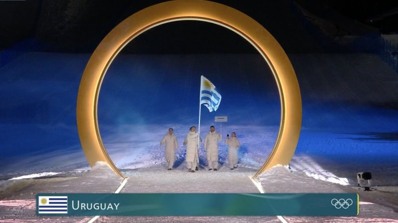 La emoción de Nicolás Pirozzi, el único representante de Uruguay en los Juegos Olímpicos de Invierno 2026, al desfilar con la bandera uruguaya