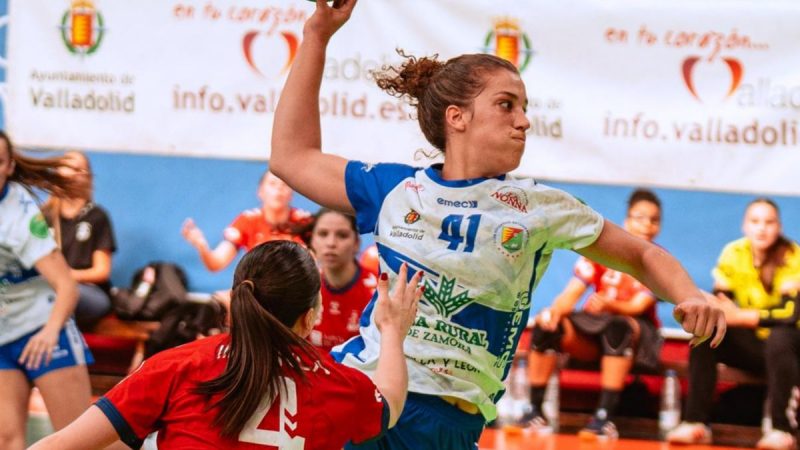 Savina Bergara, pívot que jugó en selecciones juveniles de Uruguay, cambió de equipo en España en handball