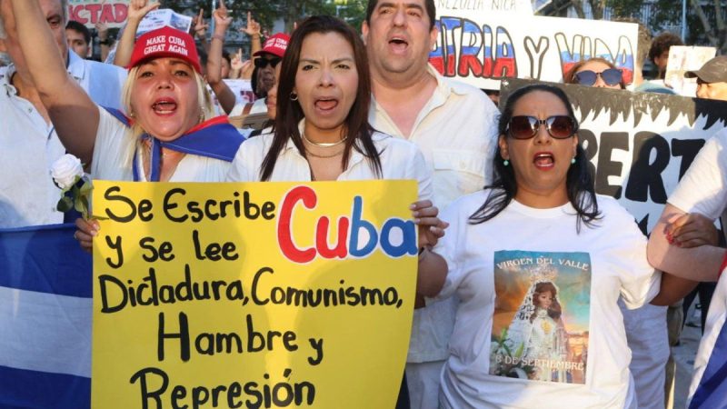 Cubanos en Montevideo protestan contra el régimen de La Habana con apoyo opositor uruguayo