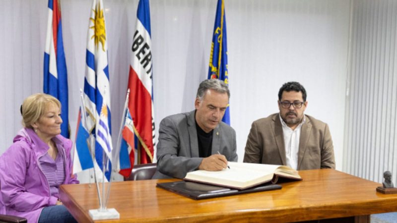 Yamandú Orsi retornó este domingo a Uruguay tras su participación en la X Cumbre de la Celac y su reunión con Petro